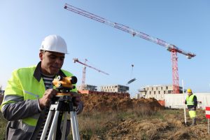 A land surveyor using an altometer